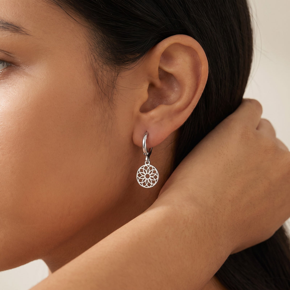 Aretes Mandala plateados puestos