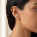 Aretes Mandala dorados puestos