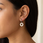 Aretes Medalla de corazón plateados puestos