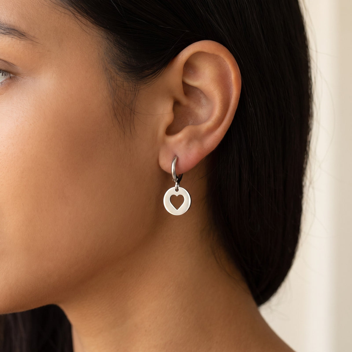 Aretes Medalla de corazón plateados puestos