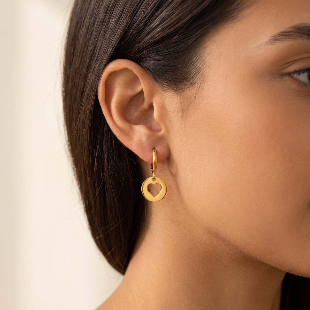 Aretes Medalla de corazón dorados puestos