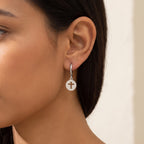 Aretes Medalla de cruz plateados puestos