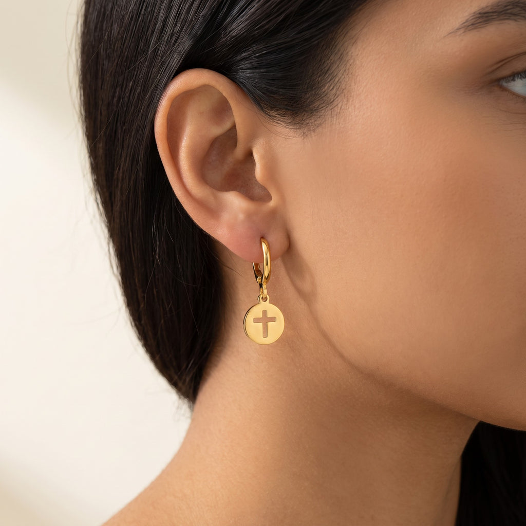 Aretes Medalla de cruz dorados puestos