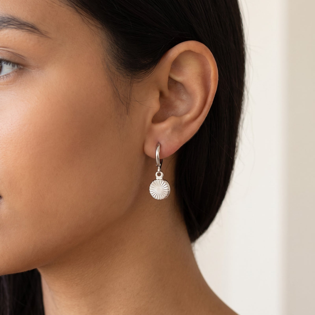 Aretes Medalla de sol plateados puestos