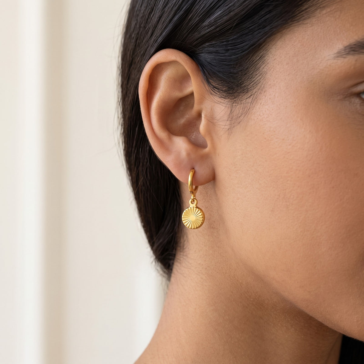 Aretes Medalla de sol dorados puestos