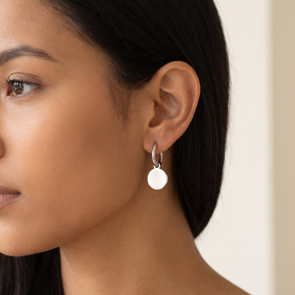 Aretes Medalla plateados puestos