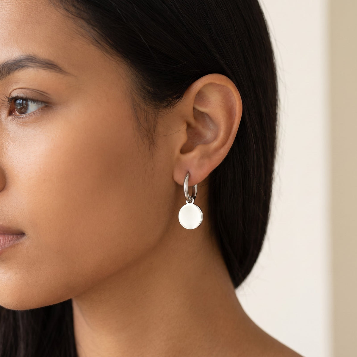 Aretes Medalla plateados puestos