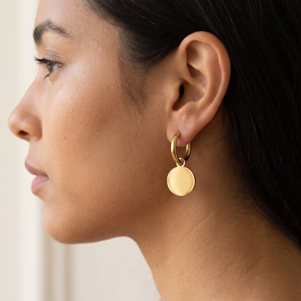 Aretes Medalla dorados puestos