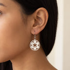 Aretes Medallón de estrella plateados puestos