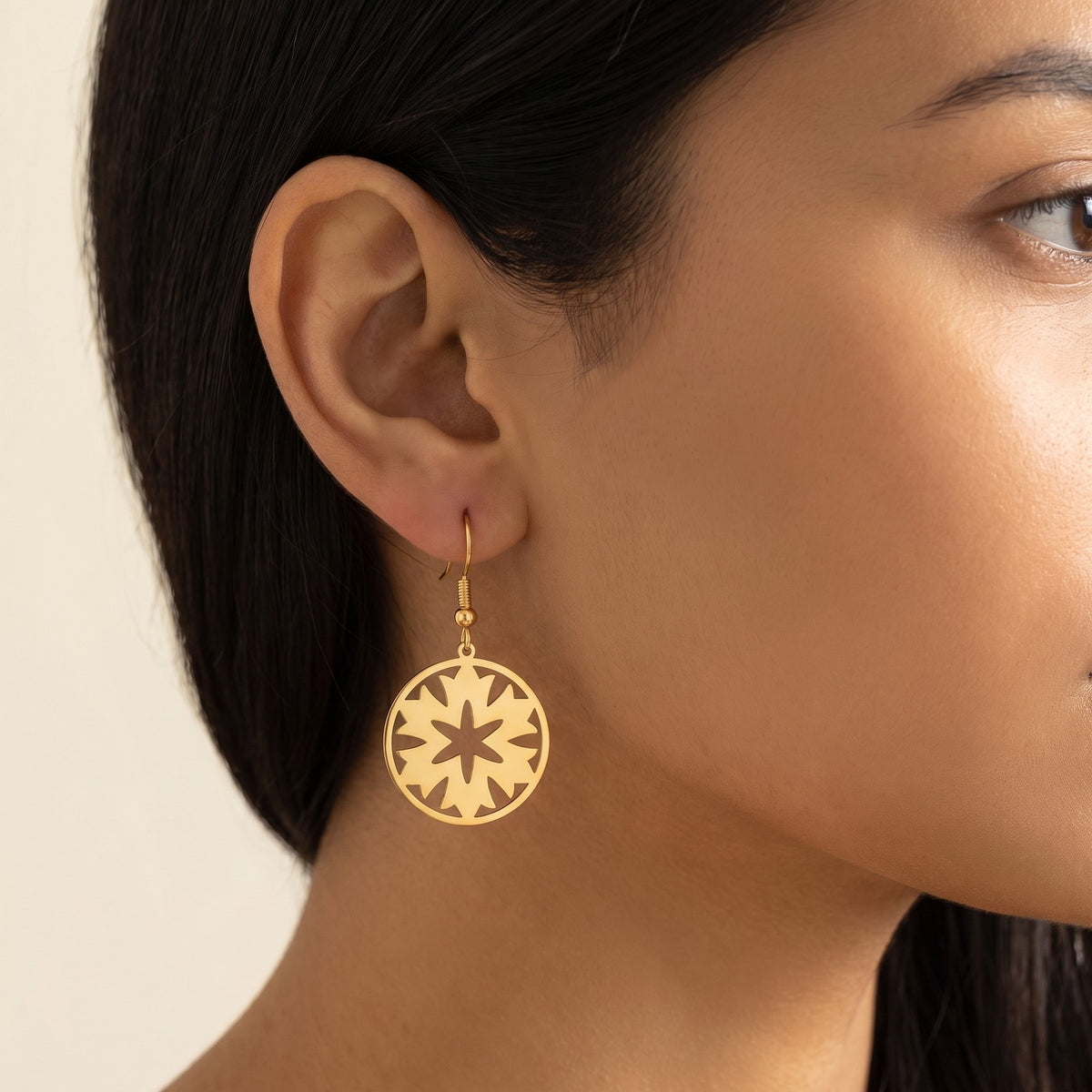 Aretes Medallón de estrella dorados puestos