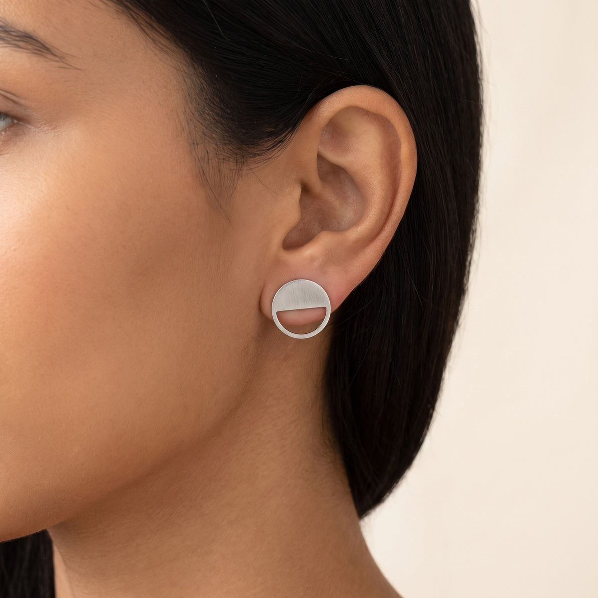 Aretes Medio círculo plateados puestos