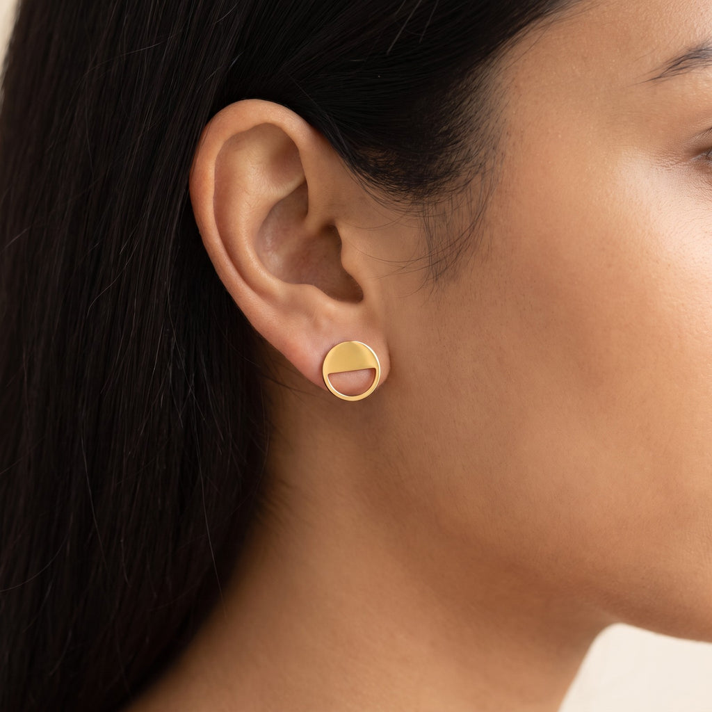 Aretes Medio círculo dorados puestos