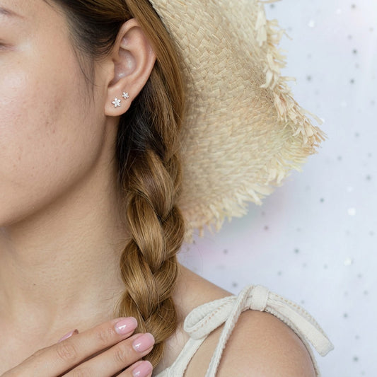 Aretes Mini Flor en Tres Tamaños