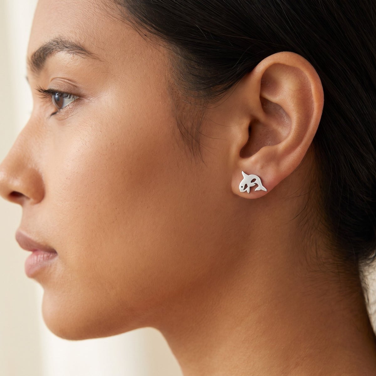 Aretes Orca plateados puestos