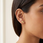 Aretes Orca dorados puestos