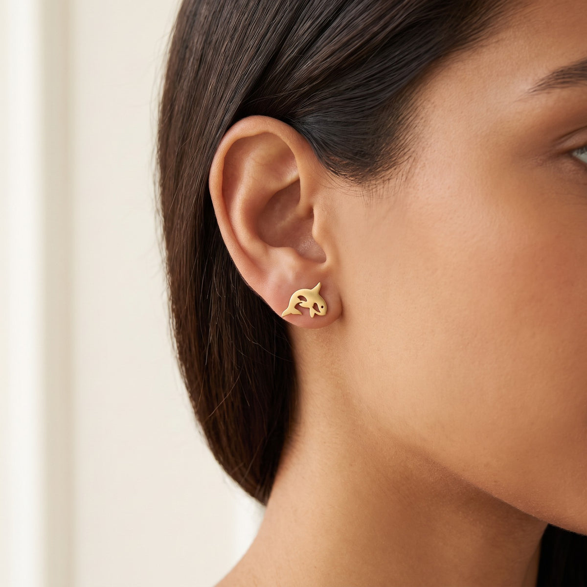 Aretes Orca dorados puestos
