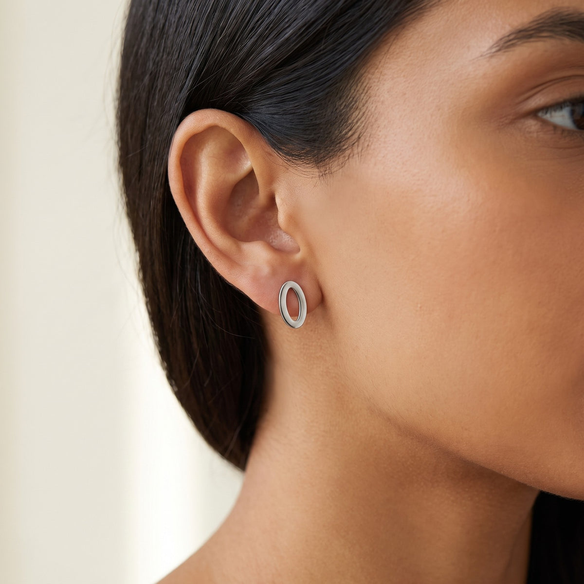 Aretes Óvalo hueco plateados puestos