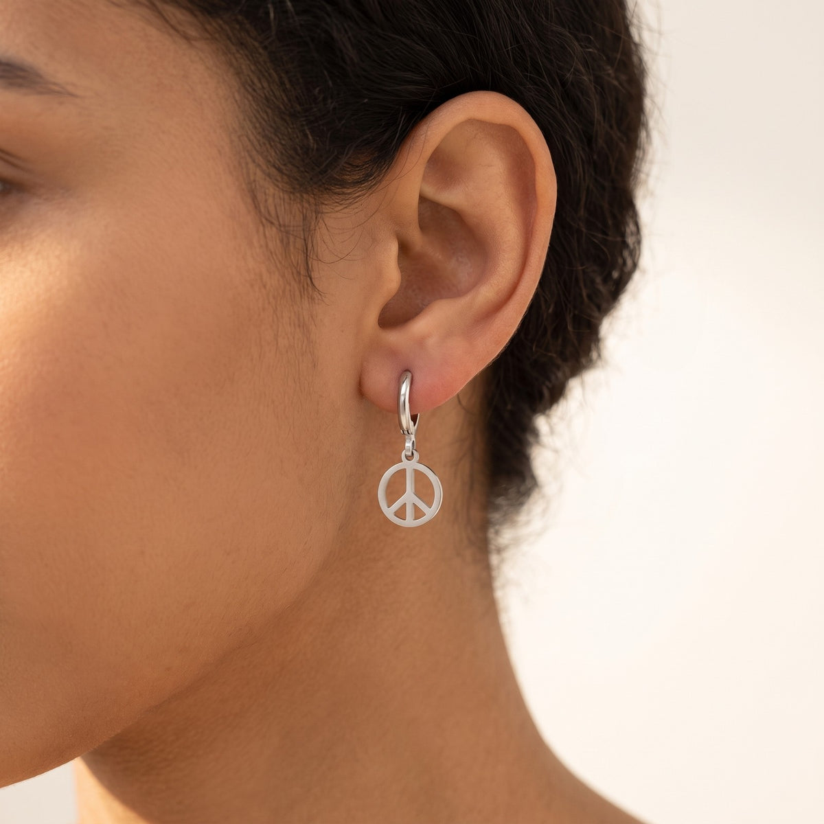 Aretes Paz plateados puestos