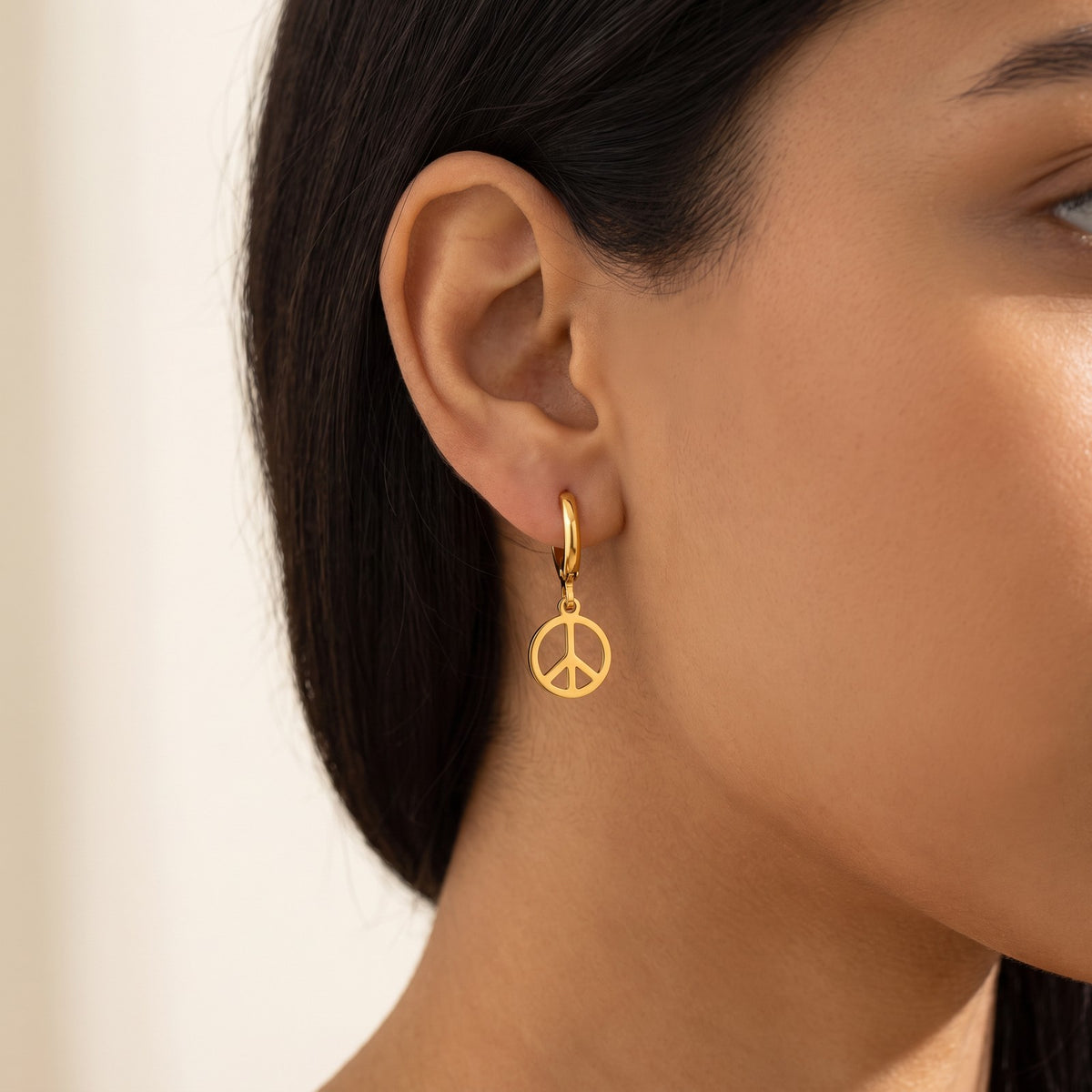 Aretes Paz dorados puestos