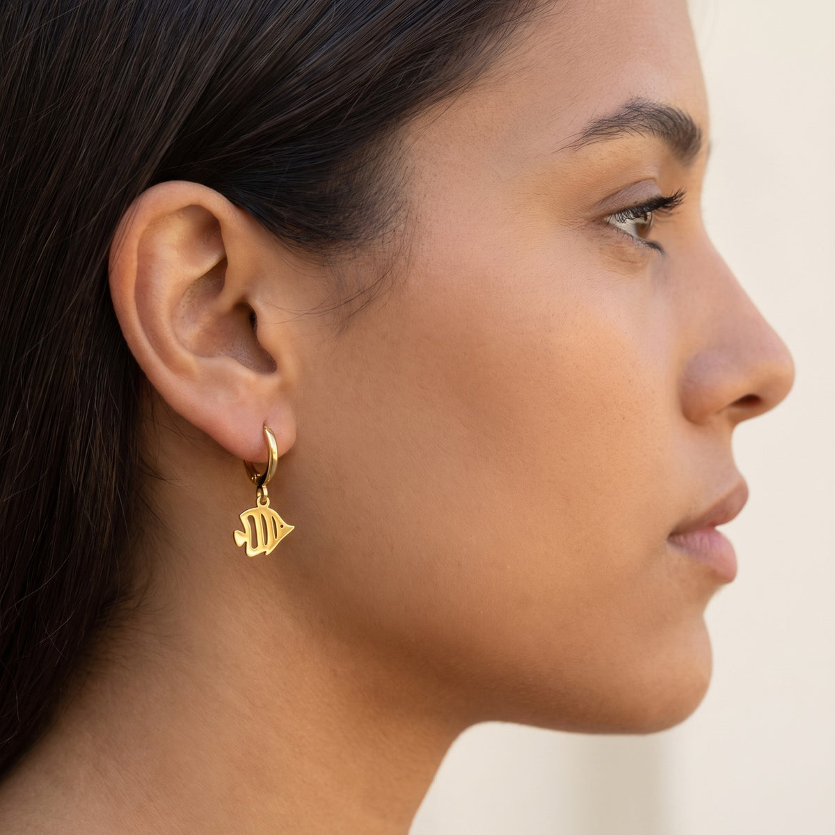 Aretes Pez tropical dorados puestos