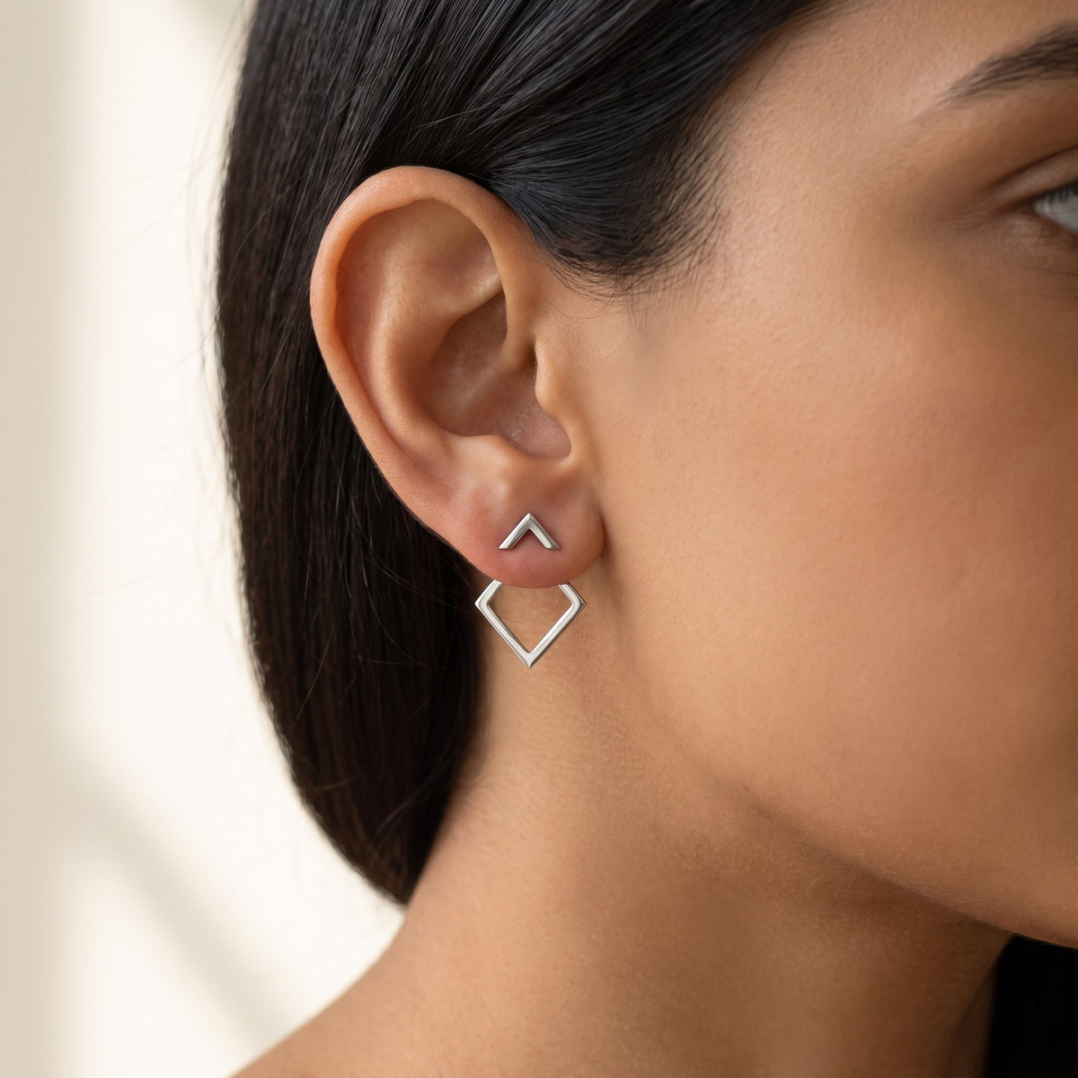 Aretes Rombo de alambre plateados puestos