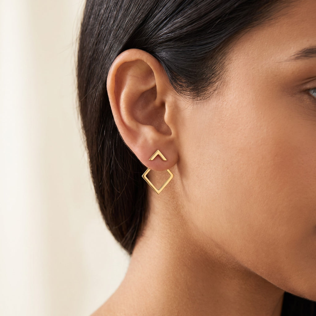Aretes Rombo de alambre dorados puestos