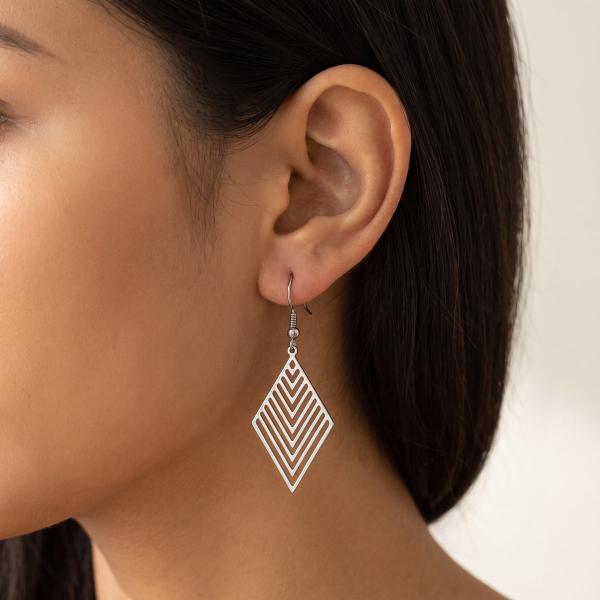 Aretes Rombo de líneas plateados puestos