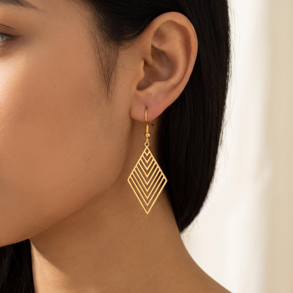 Aretes Rombo de líneas dorados puestos