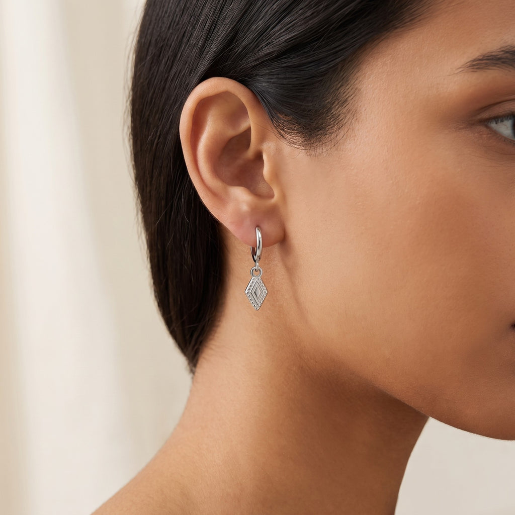 Aretes Rombo plateados puestos