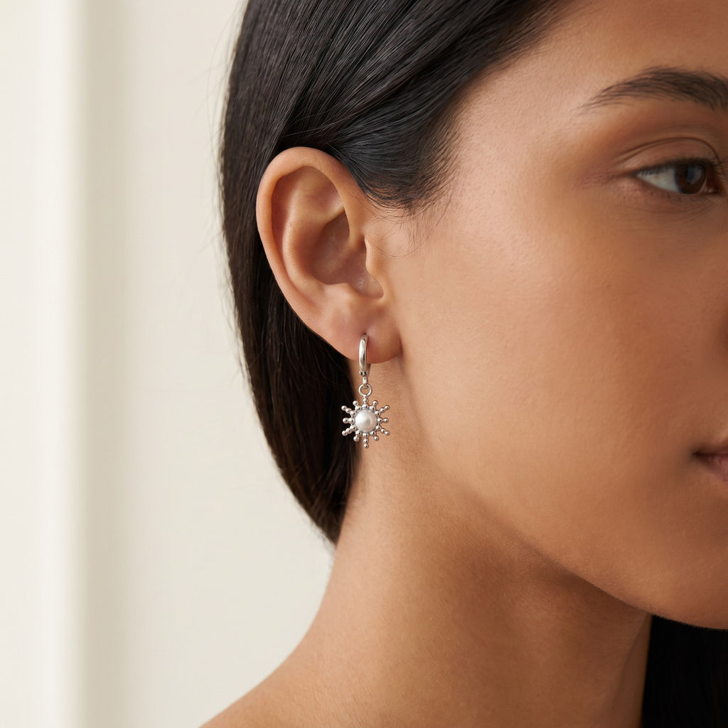 Aretes Sol de bolitas plateados puestos