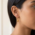 Aretes Sol de bolitas dorados puestos
