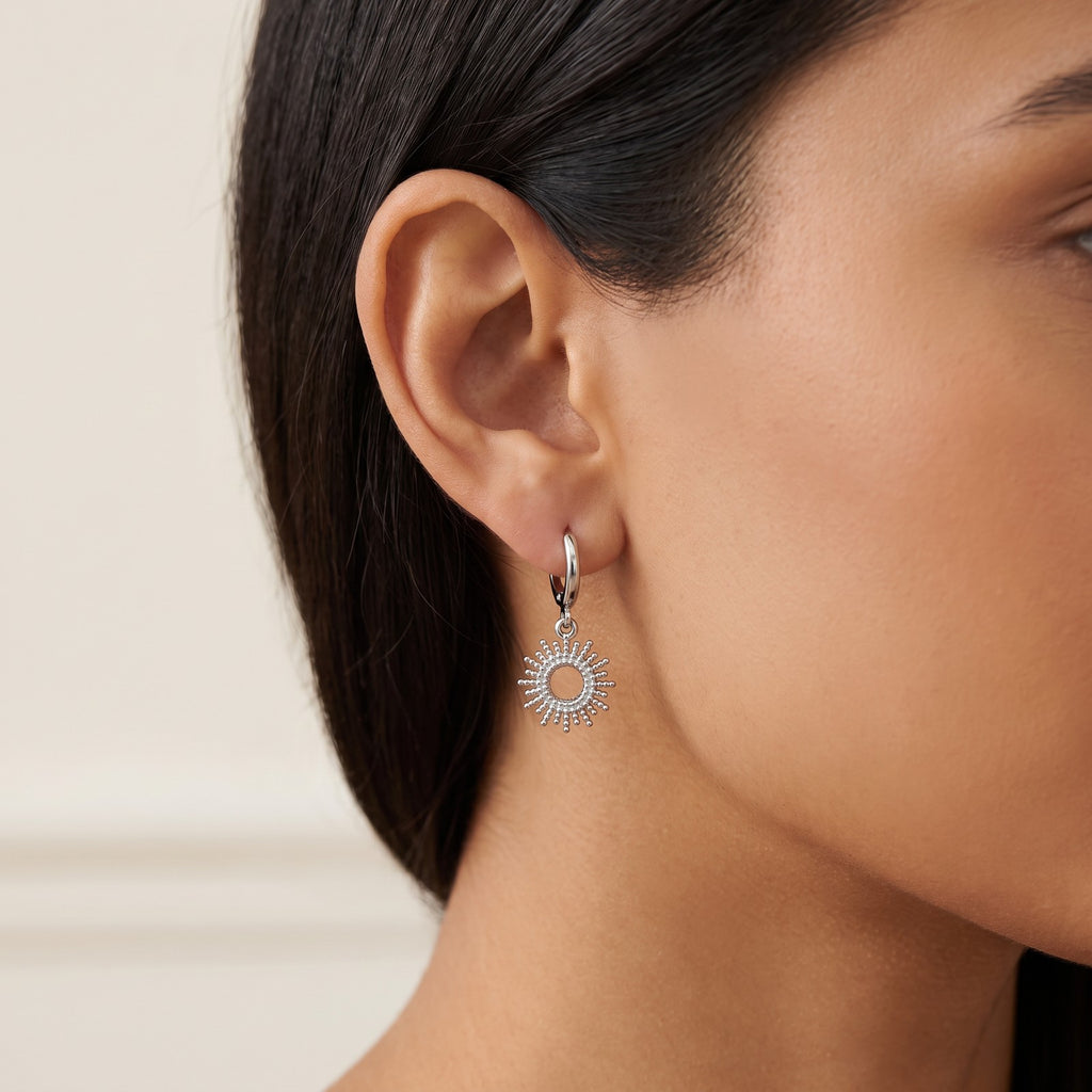 Aretes Sol plateados puestos