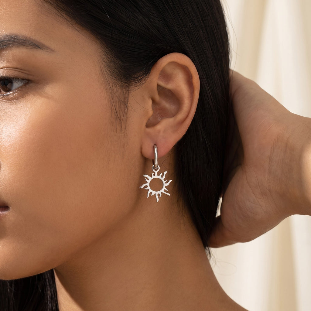Aretes Sol tótem plateados puestos