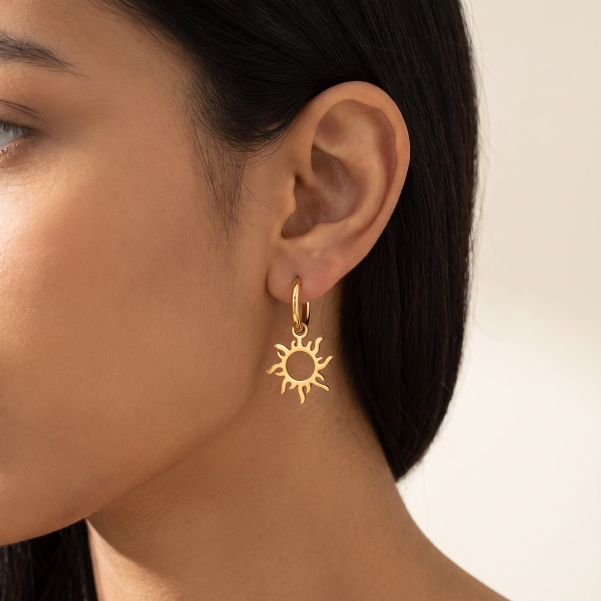 Aretes Sol tótem dorados puestos