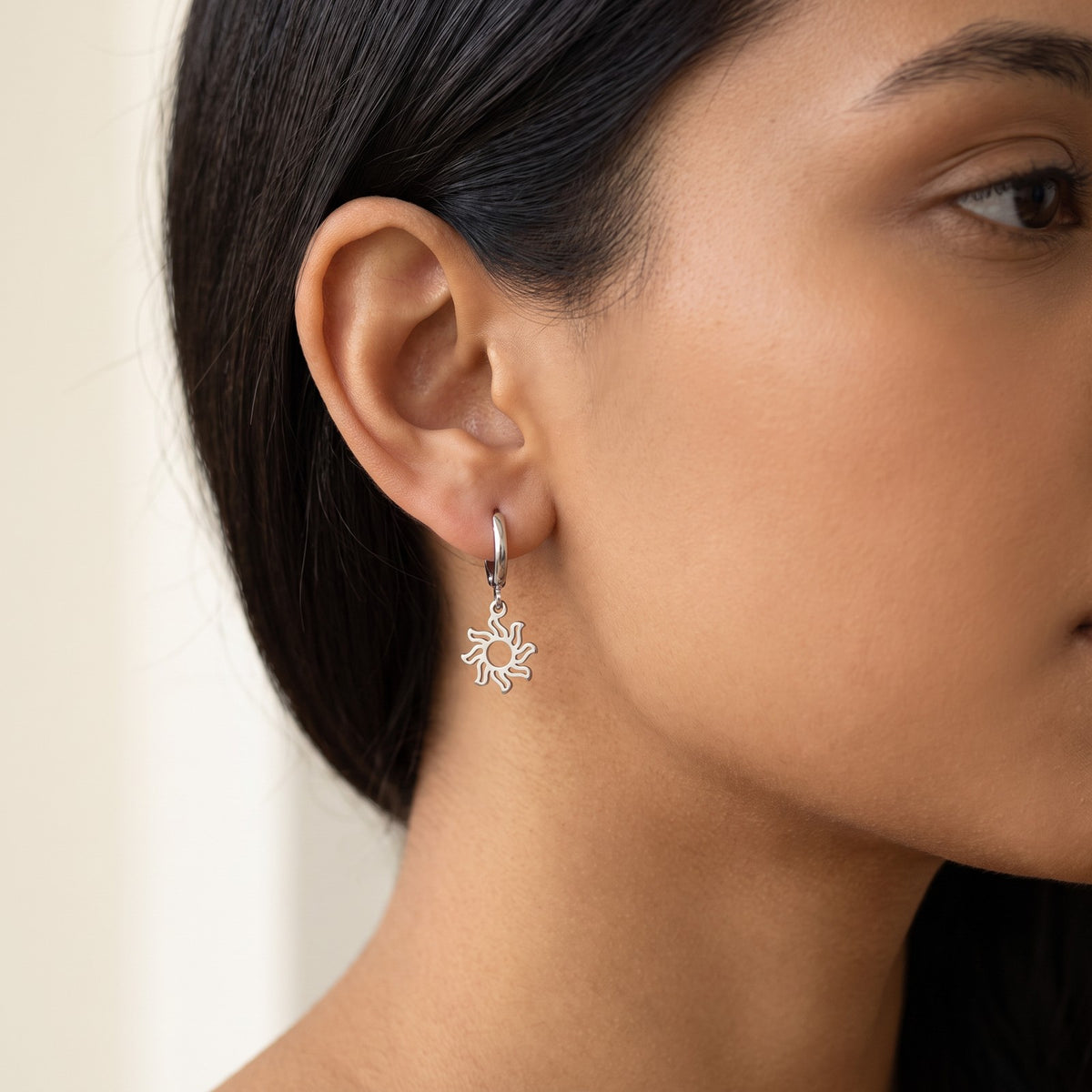 Aretes Solecito plateados puestos