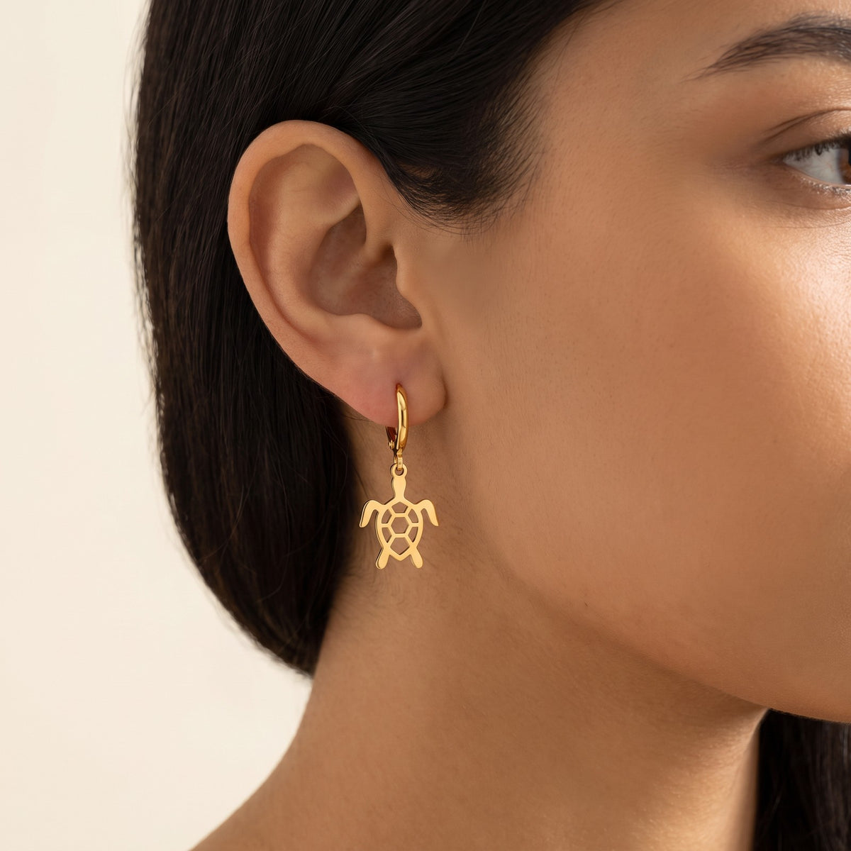 Aretes Tortuguita dorados puestos
