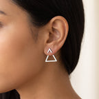 Aretes Triángulo de alambre plateados puestos