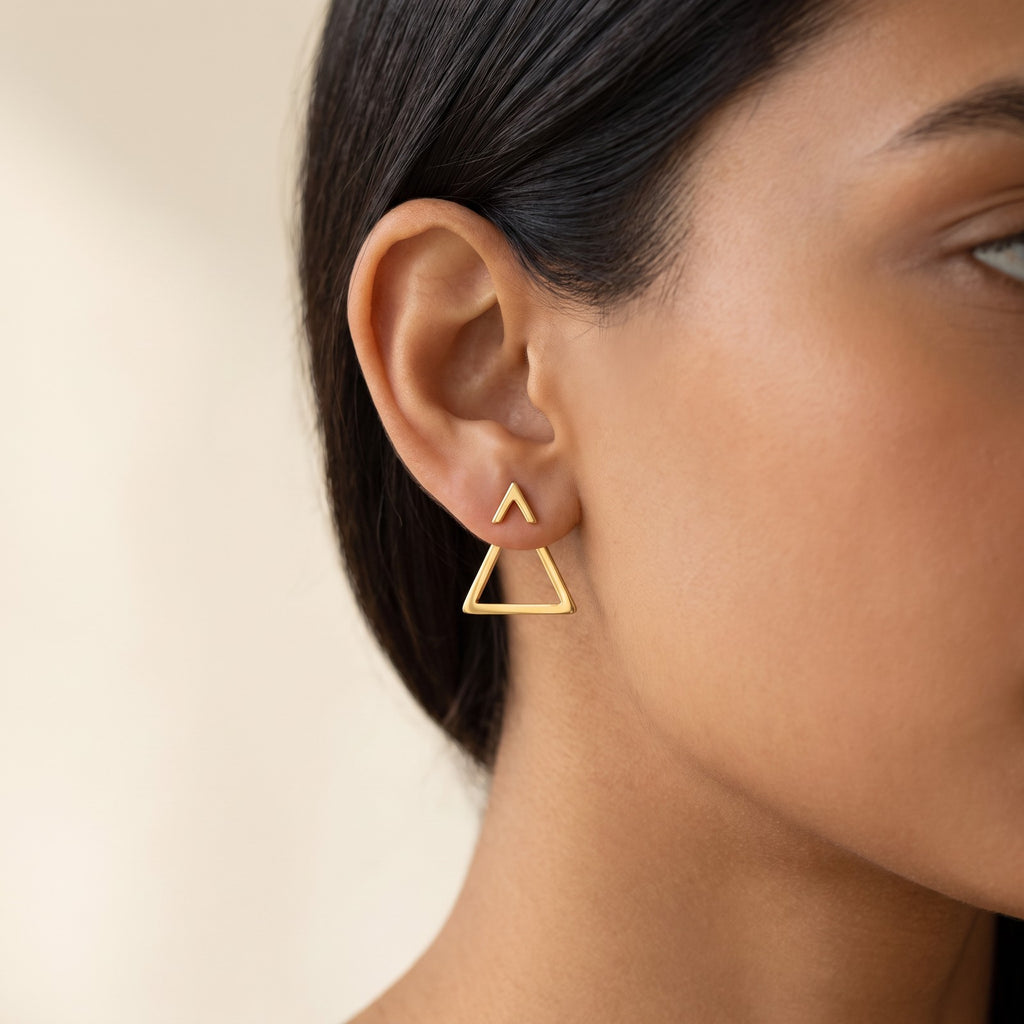Aretes Triángulo de alambre dorados puestos