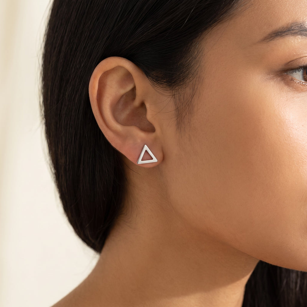Aretes Triángulo hueco plateados puestos