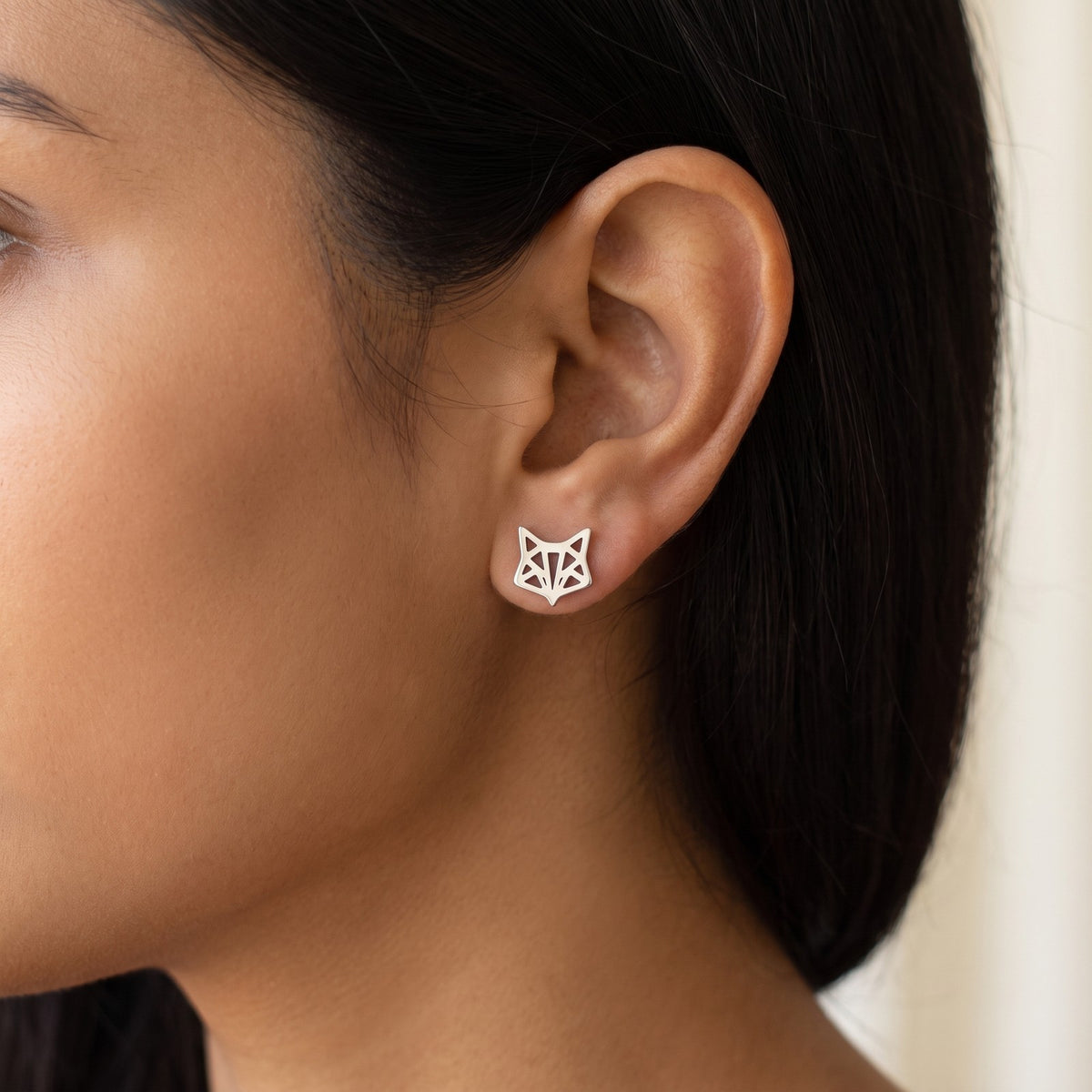 Aretes Zorrito de origami plateados puestos