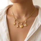 Collar Fígaro dorado con charms puesto (charms de ejemplo)
