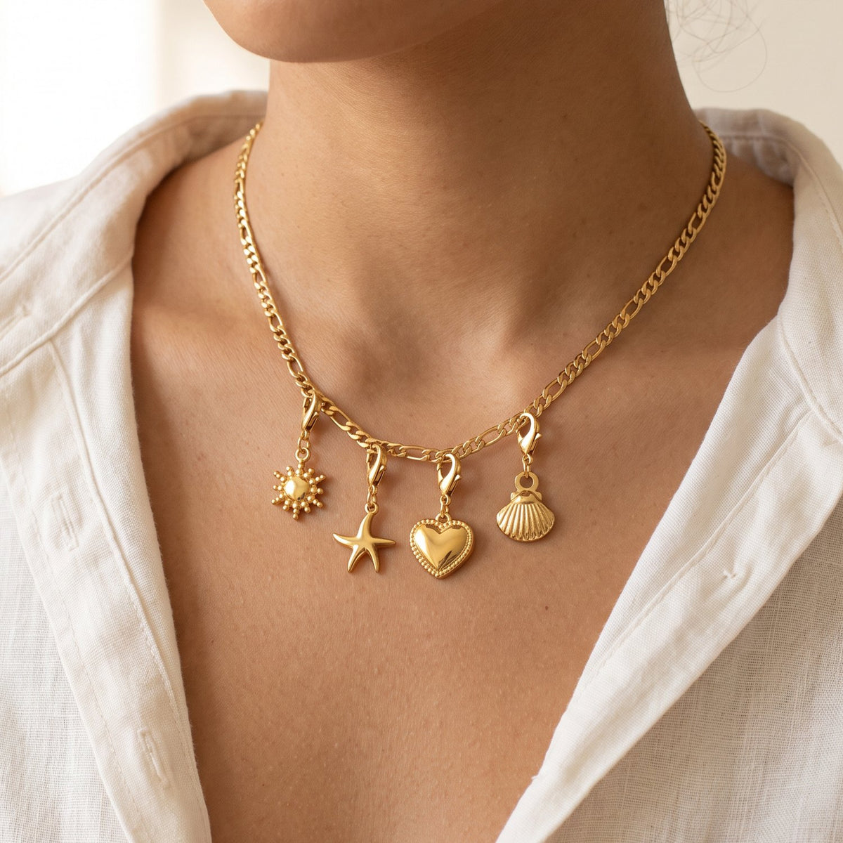 Collar Fígaro dorado con charms puesto (charms de ejemplo)