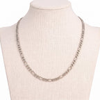 Collar Fígaro plateado para charms en exhibidor