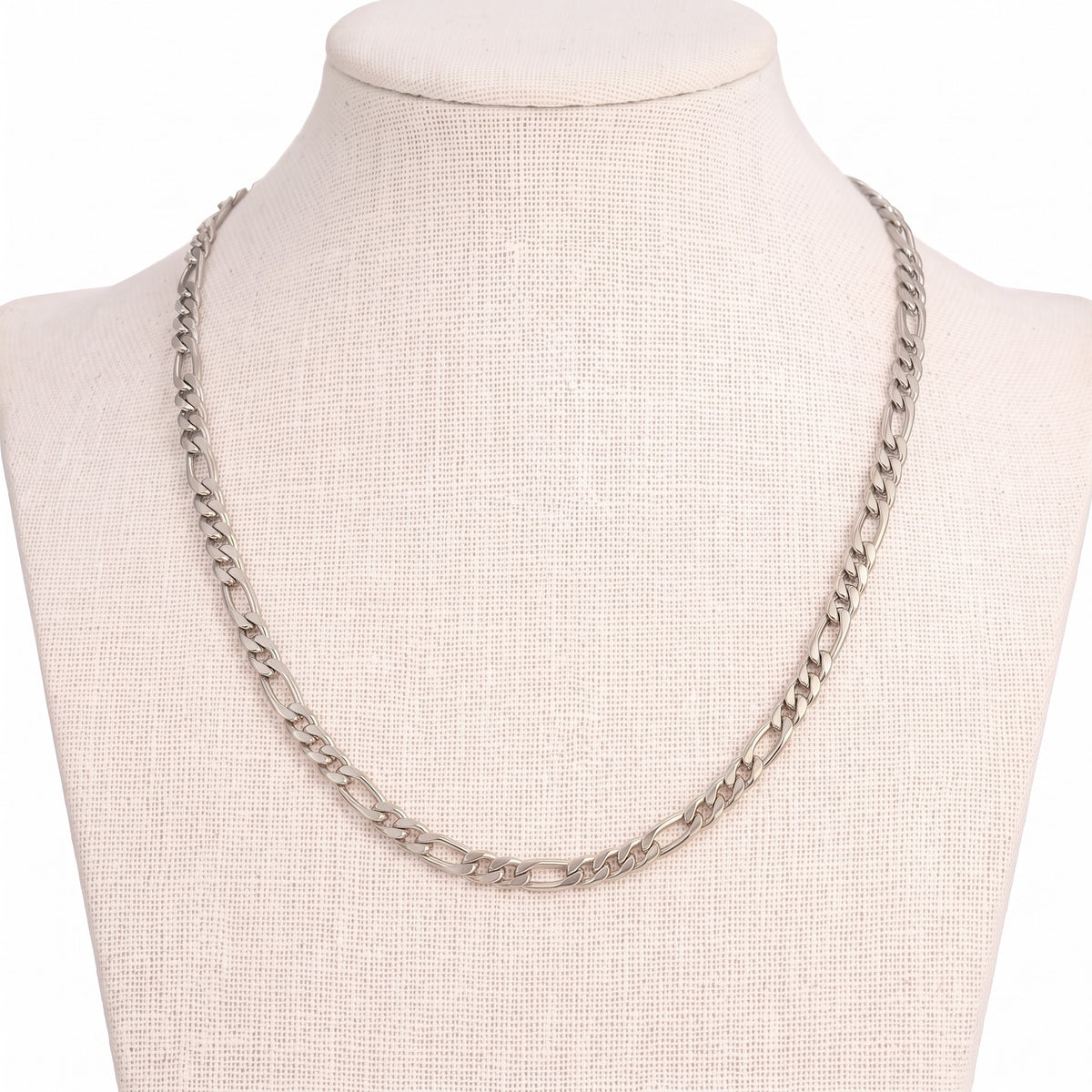 Collar Fígaro plateado para charms en exhibidor