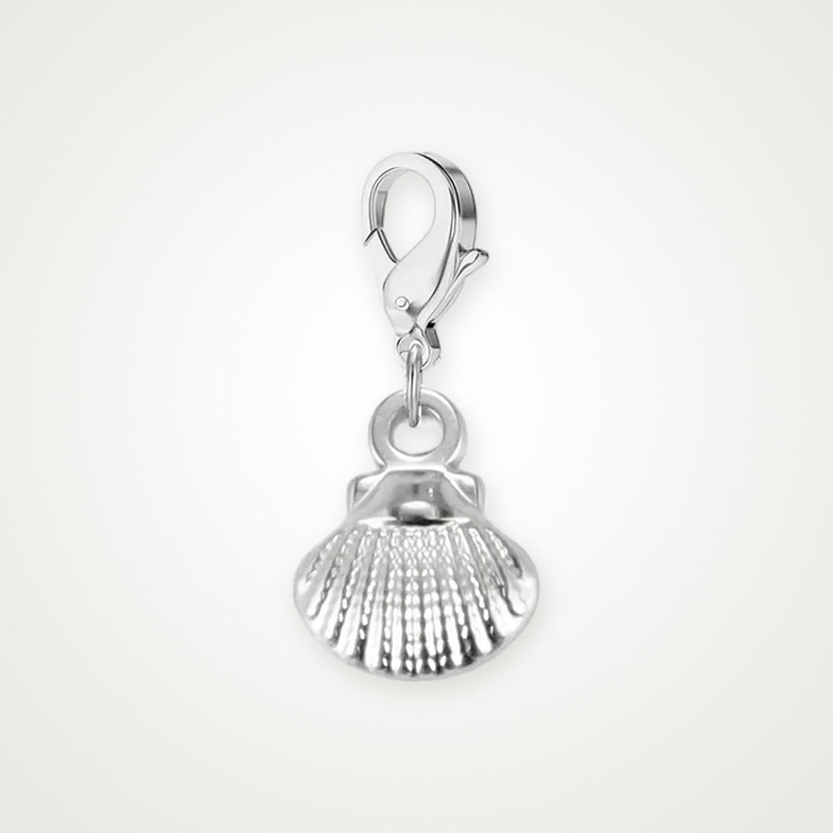 Charm Concha plateado con broche de langosta