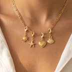 Collar Fígaro con charms de sol, estrella de mar, corazón y concha puesto