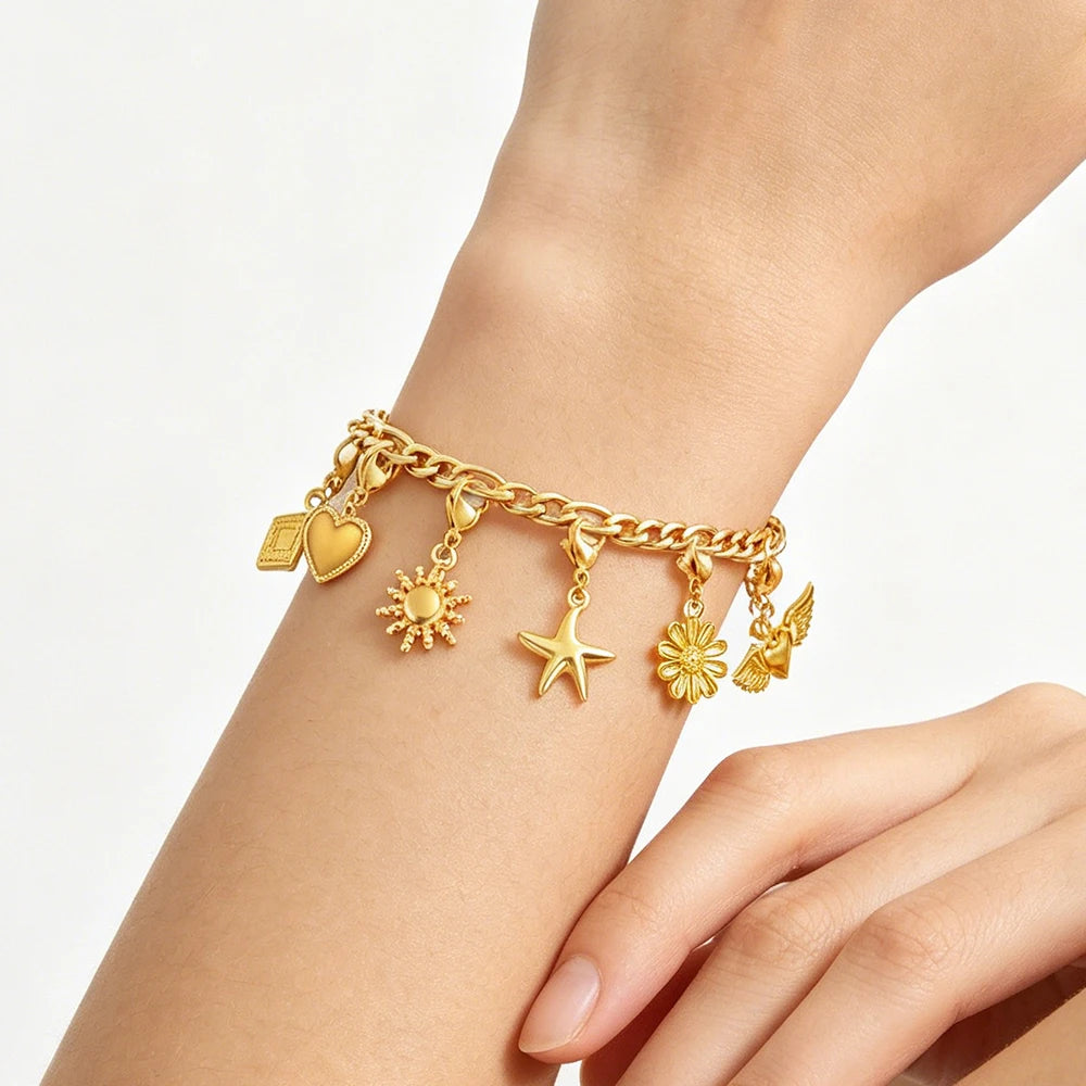 Pulsera Fígaro con charms dorados puesta