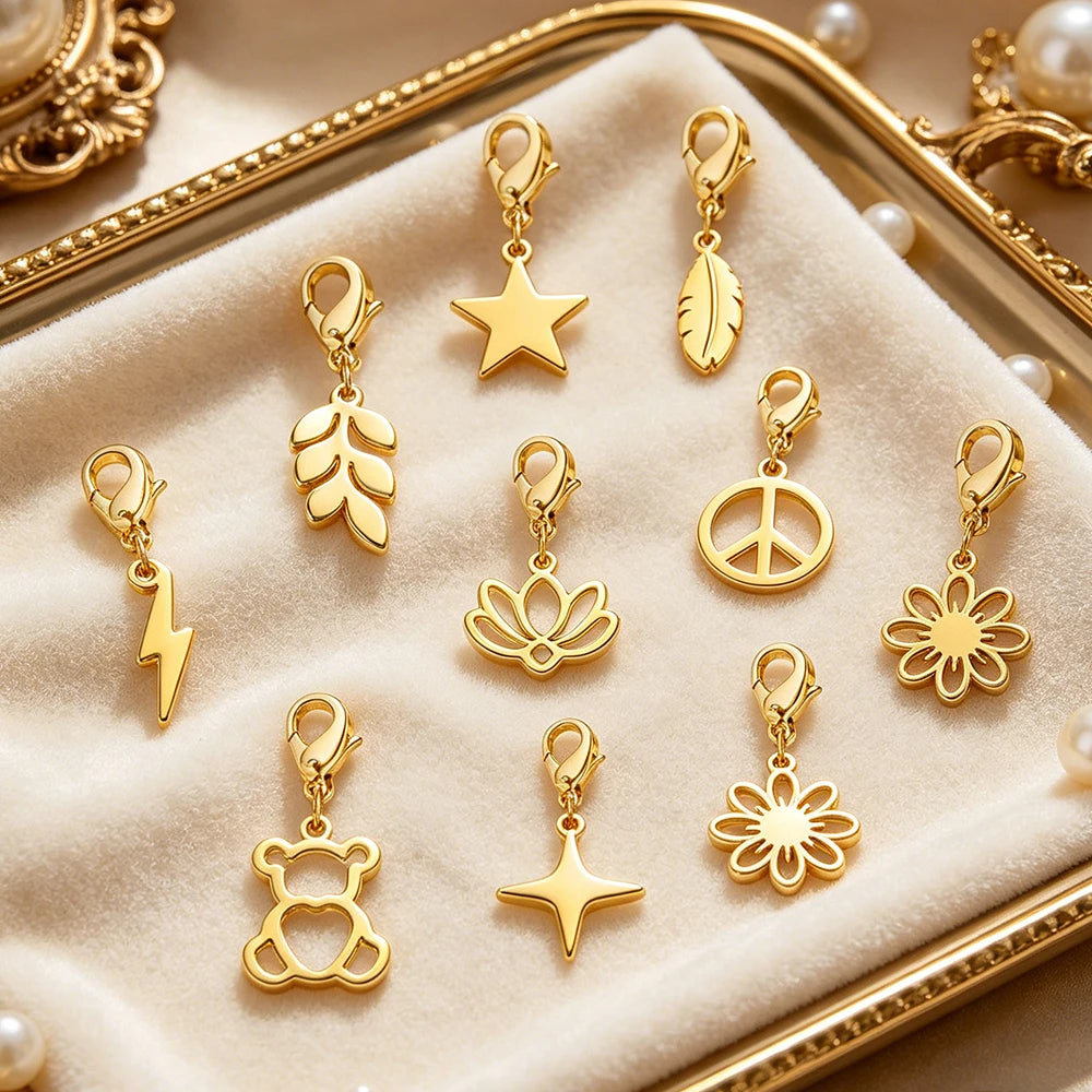 Charms dorados calados con broche de langosta