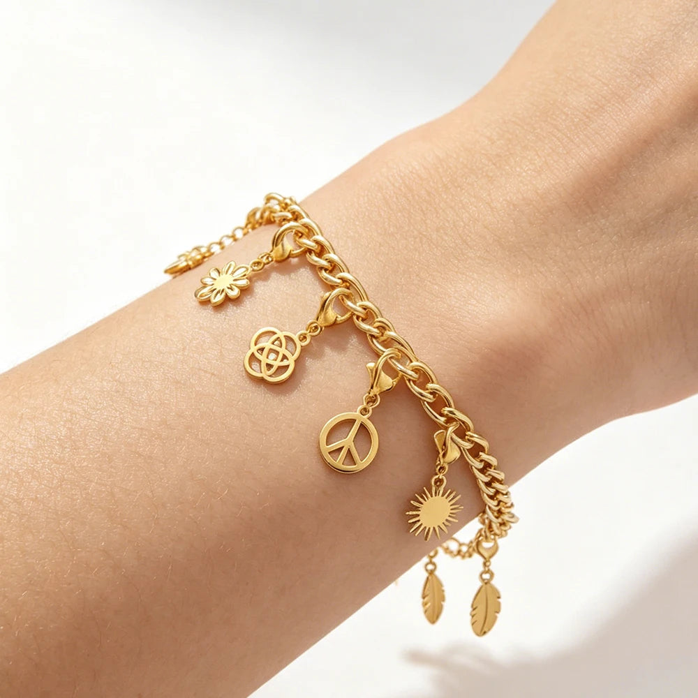 Pulsera con charms dorados calados puesta