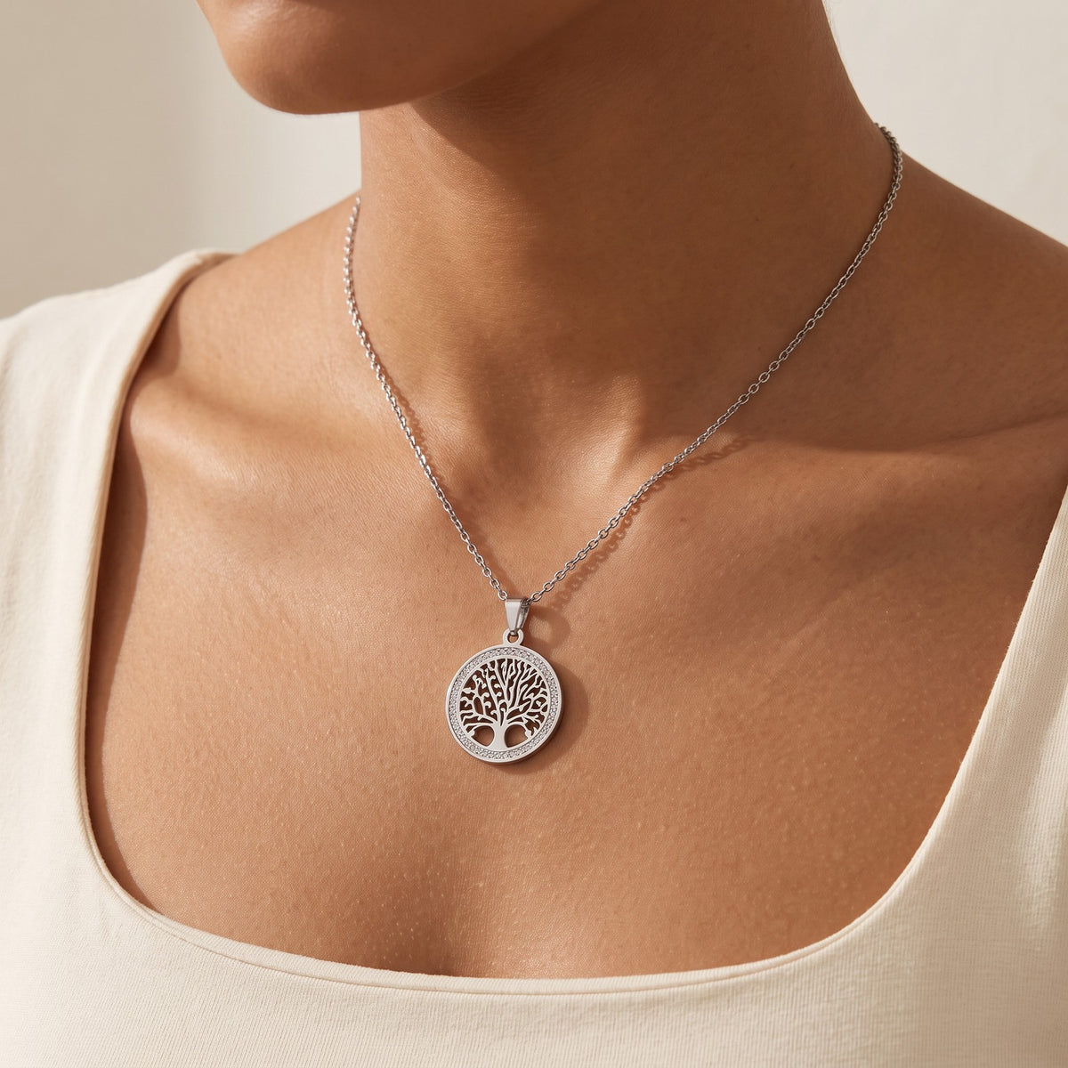 Collar Árbol de la vida con brillos plateado puesto